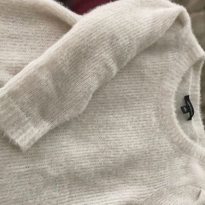 Soft cream short sweater with 3/4 length sleeves